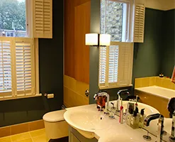 en-suite bathroom with with modern fitted bathroom units